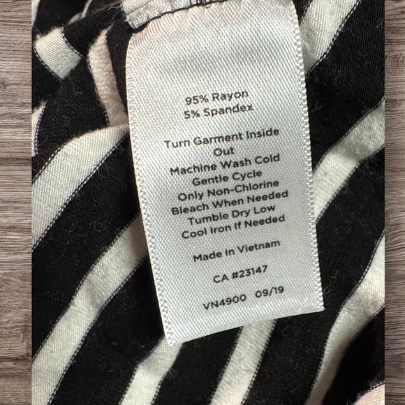 Talbots Black & White Striped Sun Protection Tee UPF 50+ Size Medium PETITE - Picture 5 of 5